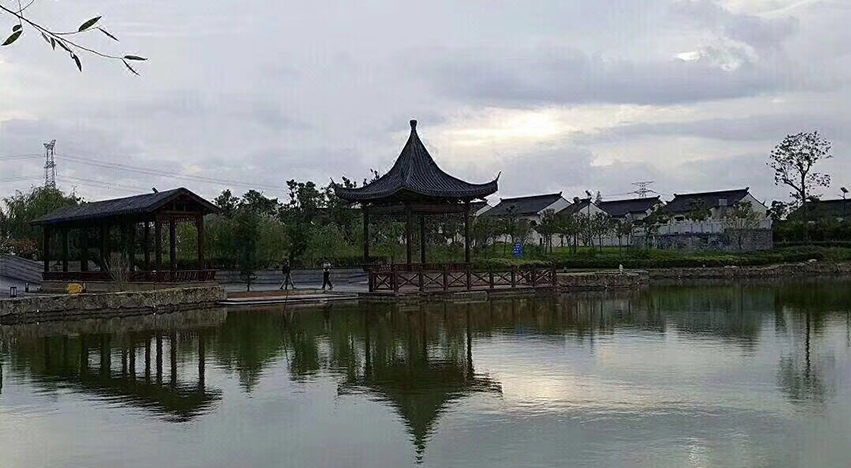 基地介绍 江苏盐城千鹤湾军训基地坐落于千鹤湾温泉风情小镇位于盐东,临近盐城湿地风光,喧闹都市中的一方幽静宜人之所.鸟语花香,风景如画,呼吸着每立方厘米5000个负离子的新鲜空气,生活每天都在诗情画意中涂抹上五彩缤纷的颜色.