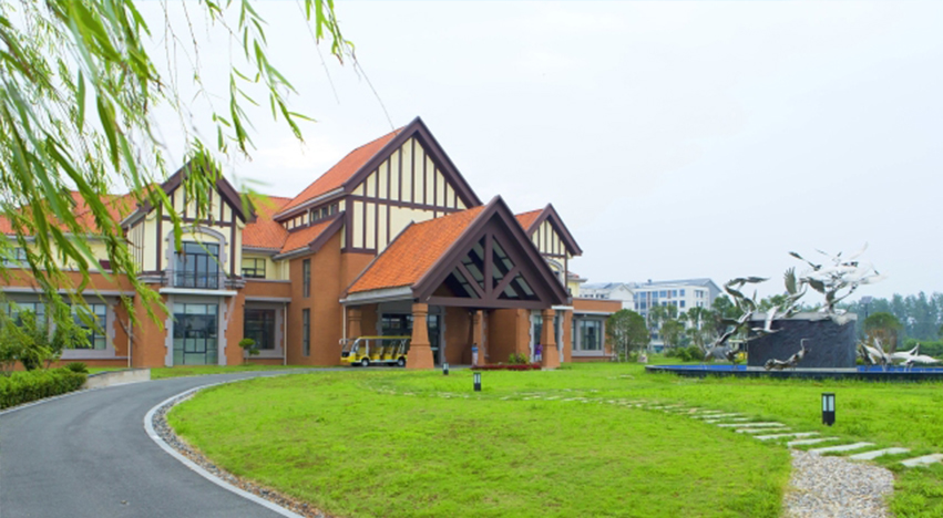 基地介绍 江苏盐城千鹤湾军训基地坐落于千鹤湾温泉风情小镇位于盐东,临近盐城湿地风光,喧闹都市中的一方幽静宜人之所.鸟语花香,风景如画,呼吸着每立方厘米5000个负离子的新鲜空气,生活每天都在诗情画意中涂抹上五彩缤纷的颜色.